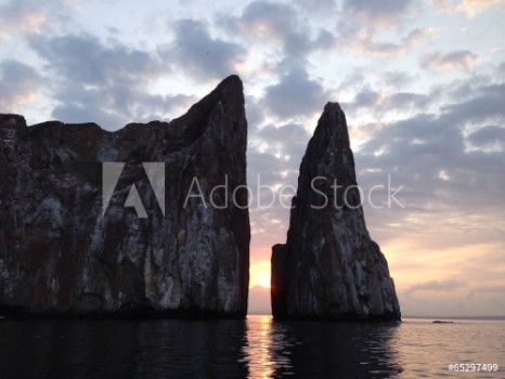 Bild på Sunrise kicker rock galapagos islands